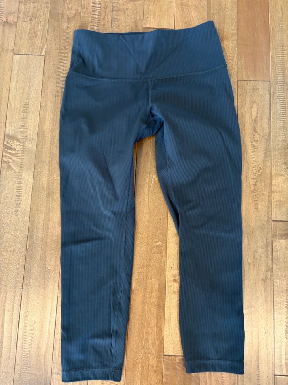 Lululemon Women’s Size 8 Gray Wunder Under Leggings 23” length.